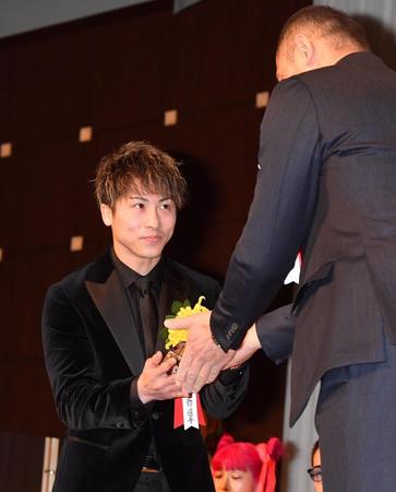 　最優秀選手賞＆ＫＯ賞に輝いた井上尚弥（撮影・佐々木彰尚）