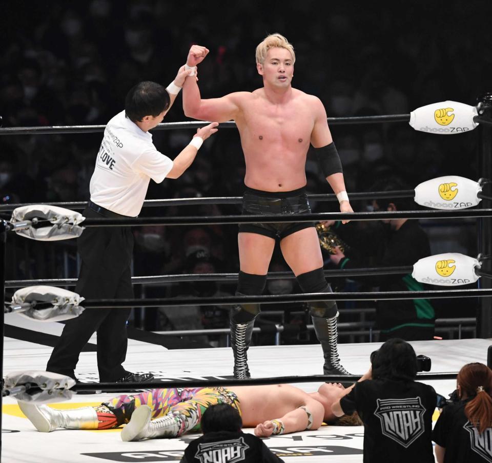 　清宮海斗（下）に格の違いを見せつけたオカダ・カズチカ（撮影・棚橋慶太）