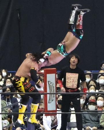 　ティタン（右）を攻めるウルティモ・ゲレーロ