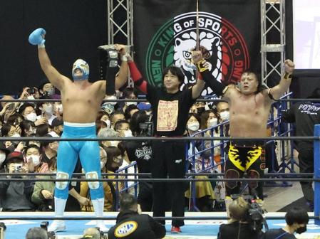 　優勝したアトランティスＪｒ．（左）とウルティモ・ゲレーロ組