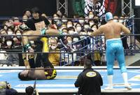 　ティタン（左上）を攻めるウルティモ・ゲレーロ。右はアトランティスＪｒ．