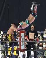 　ティタン（右）を攻めるウルティモ・ゲレーロ