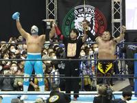 　優勝したアトランティスＪｒ．（左）とウルティモ・ゲレーロ組