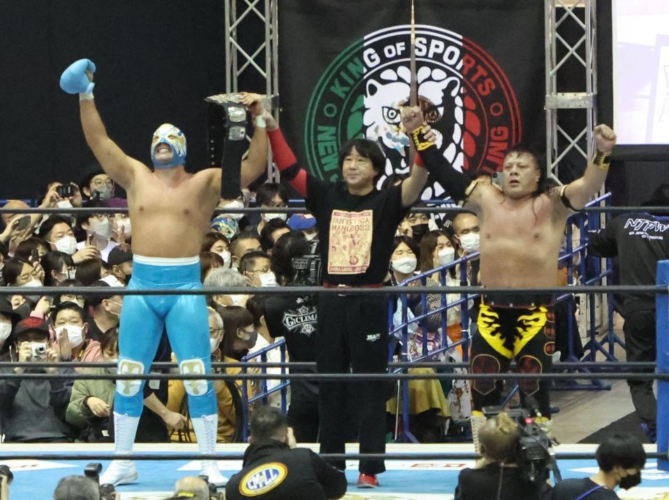 　優勝したアトランティスＪｒ．（左）とウルティモ・ゲレーロ組