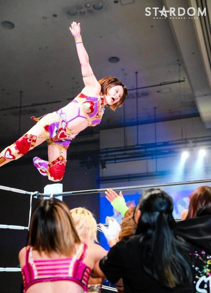 　初勝利へ覚醒！場外ダイブも披露した月山和香＝©スターダム