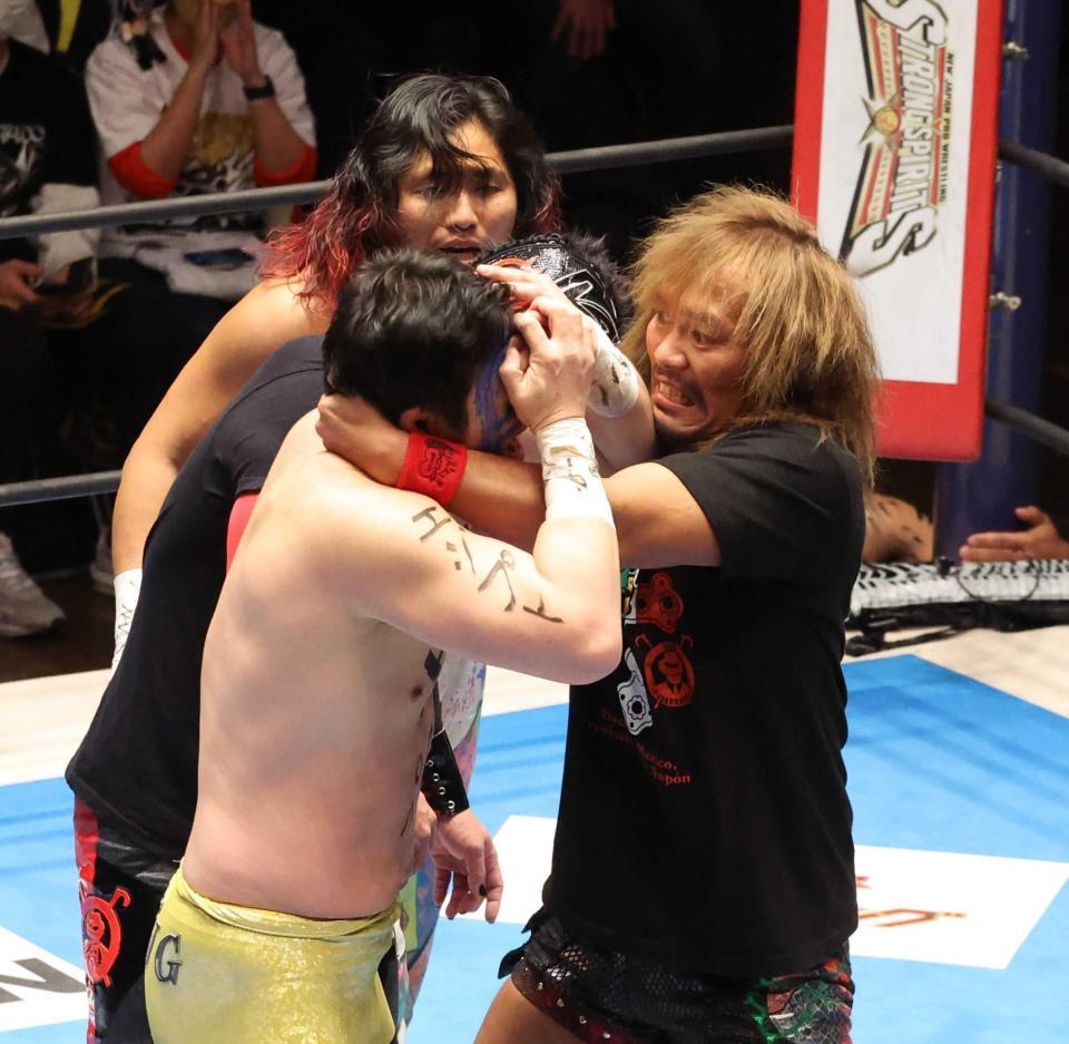 　田口（左）の顔面を掻きむしる内藤