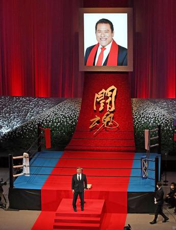 　レスラー代表として弔辞を読み上げた棚橋弘至