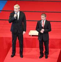 　最後に開場全体で「１、２、３、ダァー！」の声がけをするオカダ・カズチカ（左）と孫の尚登さん