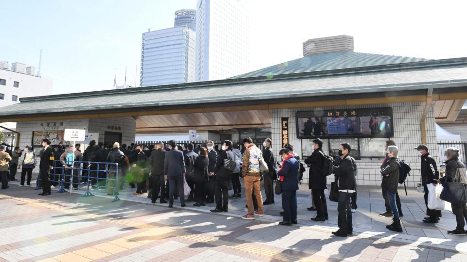 　開場前から並ぶ参列者