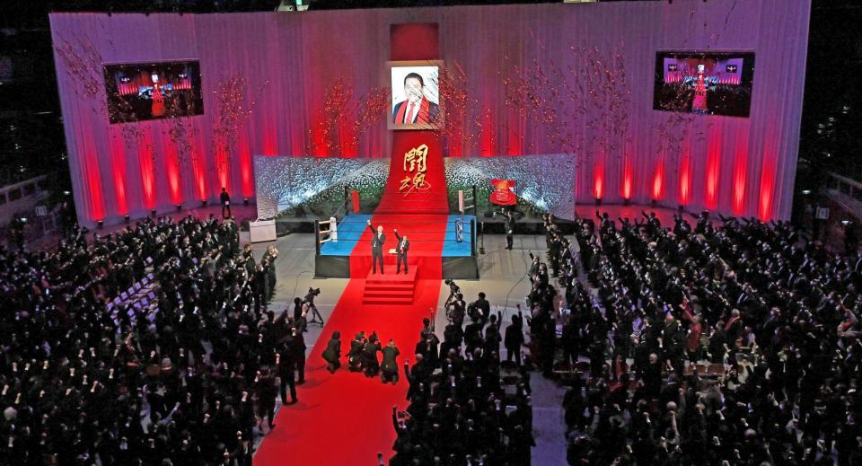 　最後はオカダ・カズチカと孫の尚登さんが登壇し会場全員で「１、２、３、ダァー！」で締めくくった