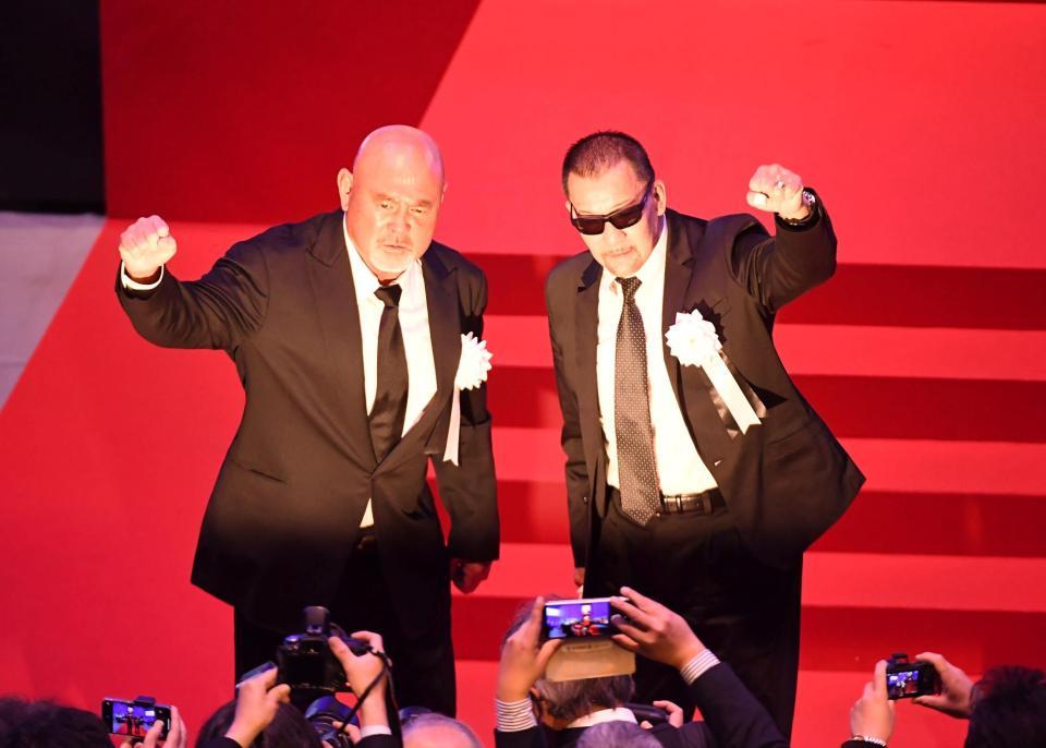 　お別れの会に参列した武藤敬司氏（左）と蝶野正洋