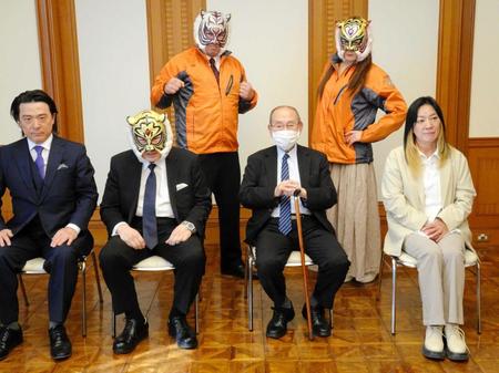 　次回大会へと意気込む（前列左から）平井代表、初代タイガーマスクの佐山サトル氏、、新間寿氏、ジャガー横田、（後列左から）スーパータイガー、タイガー・クイーン