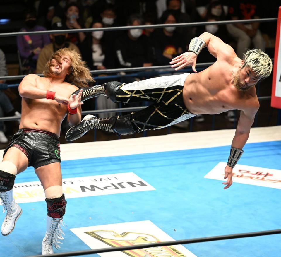 　内藤哲也（左）にキックを見舞うＳＡＮＡＤＡ