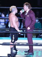 　マサ北宮（左）との対戦要求に来場した全日本プロレスの宮原健斗