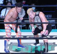 　ベルトを防衛したマサ北宮（右）と稲葉大樹