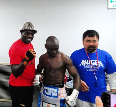 ２１年全日本新人王獲得経験のある李鎮宇と引き分けたナイジェリア出身のリドワン・オイコラ（中）とボビー・オロゴン（左）と平仲明信会長（右）