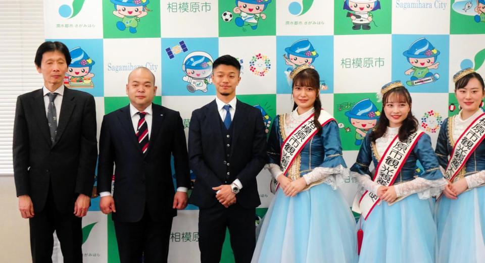 　拠点を置く相模原市の名誉観光親善大使に就任した中谷潤人（左から３人目）