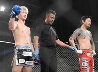 ジョリー（左）が啓之輔（右）に判定勝利する（撮影・堀内翔）