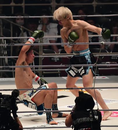 　三輪憂斗（左）からダウンを奪う赤平大治