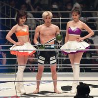 　三輪憂斗に勝利しラウンドガールと写真に納まる赤平大治