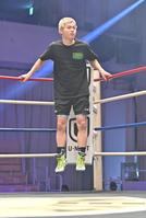 　公開スパーリングを前に、リングの状態を確かめる那須川天心