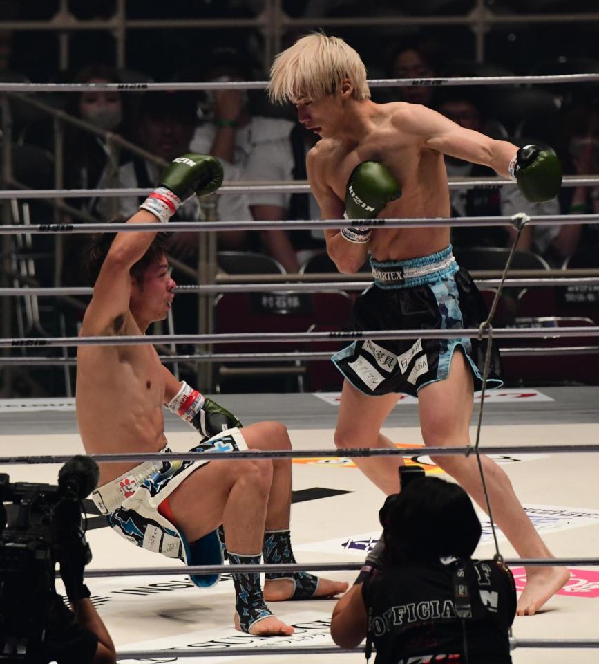 　三輪憂斗（左）からダウンを奪う赤平大治