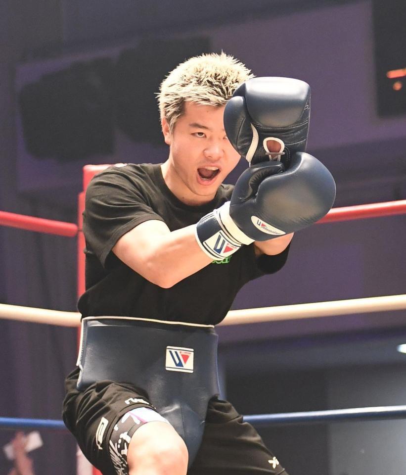 　かめはめ波ポーズをする那須川天心（撮影・園田高夫）