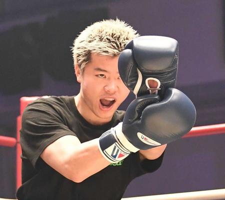 　かめはめ波ポーズを決める那須川天心