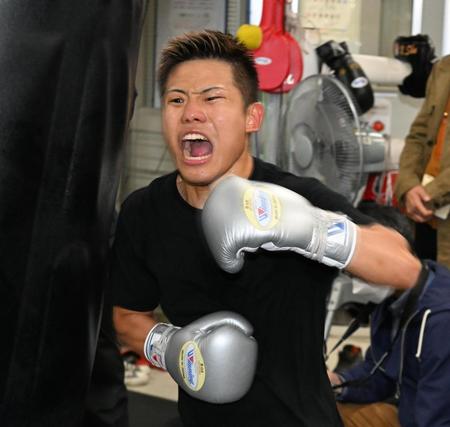 　気合の入った表情でサンドバッグを打つ重岡優大＝３日