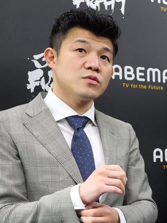 　急きょ中止となった重岡優大の世界戦に関して怒りの会見をする亀田興毅ファウンダー（撮影・吉澤敬太）