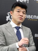 　急きょ中止となった重岡優大の世界戦に関して怒りの会見をする亀田興毅ファウンダー（撮影・吉澤敬太）