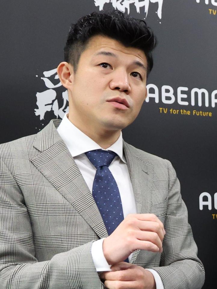 　急きょ中止となった重岡優大の世界戦に関して怒りの会見をする亀田興毅ファウンダー（撮影・吉澤敬太）