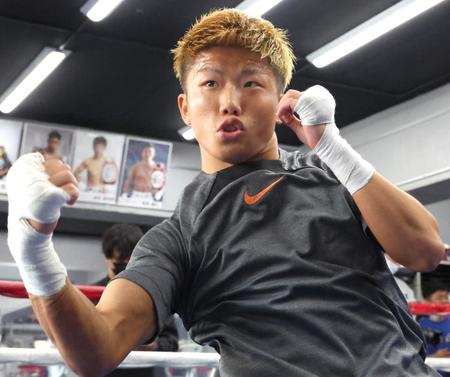 　兄の重岡優大（奥右）と自身（同中央）の写真の前で練習する重岡銀次朗（撮影・吉澤敬太）