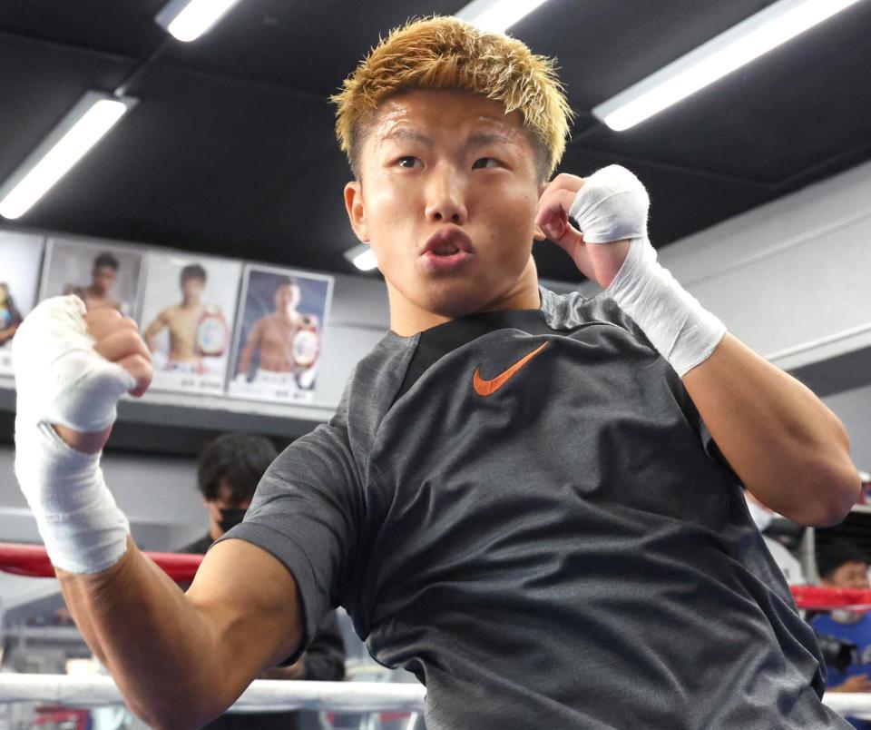 　兄の重岡優大（奥右）と自身（同中央）の写真の前で練習する重岡銀次朗（撮影・吉澤敬太）