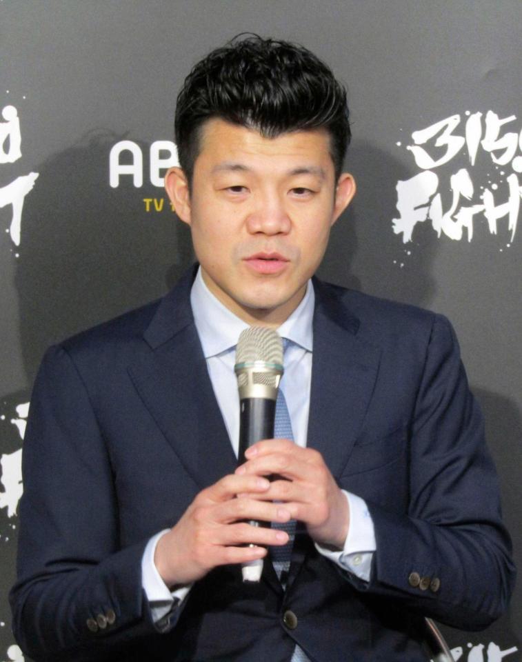 　記者会見するプロモーターの亀田興毅氏