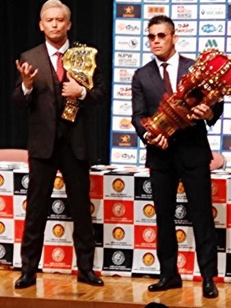 　８日のＩＷＧＰヘビー級選手権へ火花を散らすチャンピオンのオカダ・カズチカ（左）とＳＡＮＡＤＡ（右）