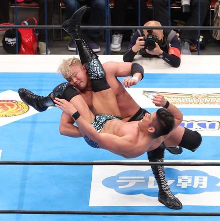 　オカダ・カズチカ（奥）に閃光魔術を決めるＳＡＮＡＤＡ