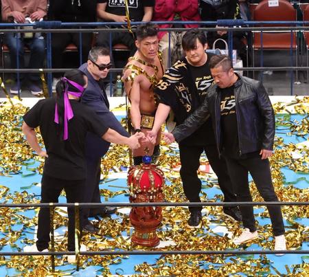 　新王者になったＳＡＮＡＤＡ（中央）とＪ５Ｇのメンバー