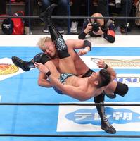 　オカダ・カズチカ（奥）に閃光魔術を決めるＳＡＮＡＤＡ