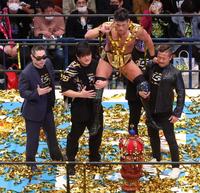 　Ｊ５Ｄのメンバーに肩車をされる新王者のＳＡＮＡＤＡ