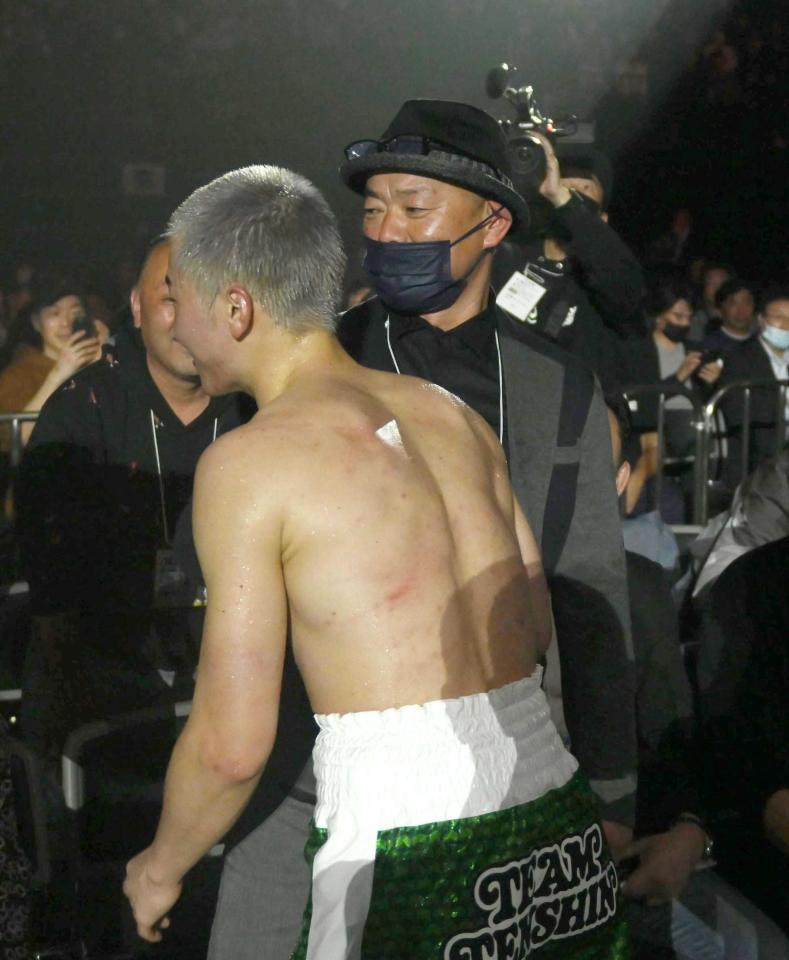 　那須川天心を祝福する父・弘幸氏