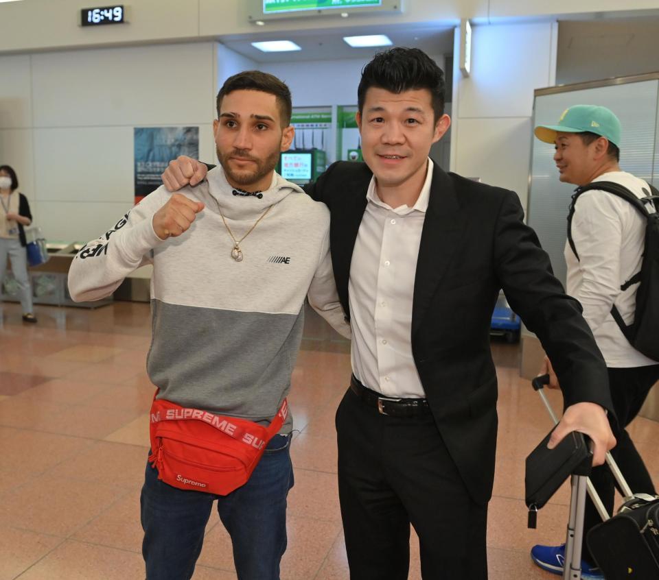 　対戦相手のメンデス（左）とポーズを決める亀田興毅ファウンダー＝羽田空港（撮影・西岡正）