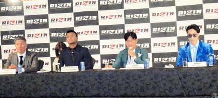 　「ＲＩＺＩＮ．42」の会見に出席した榊原ＣＥＯ（右から２人目）と安保瑠輝也（右端）と城戸康裕（左端）とブアカーオ・バンチャメーク