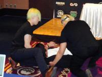 　ＧＨＣヘビー級選手権調印式で中嶋に殴打され、ＧＬＧメンバーに担がれる王者のジェイク・リー