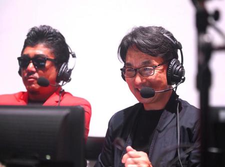 　実況を務める長坂哲夫アナウンサー。左はバン仲村（撮影・堀内翔）