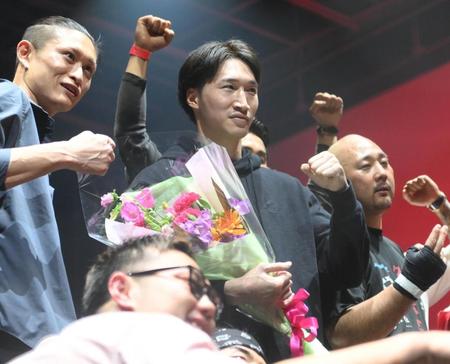 優勝して喜ぶ安保瑠輝也監督（撮影・堀内翔）