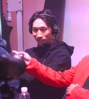 　実況席に座る安保瑠輝也（撮影・堀内翔）