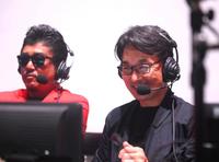 　実況を務める長坂哲夫アナウンサー。左はバン仲村（撮影・堀内翔）