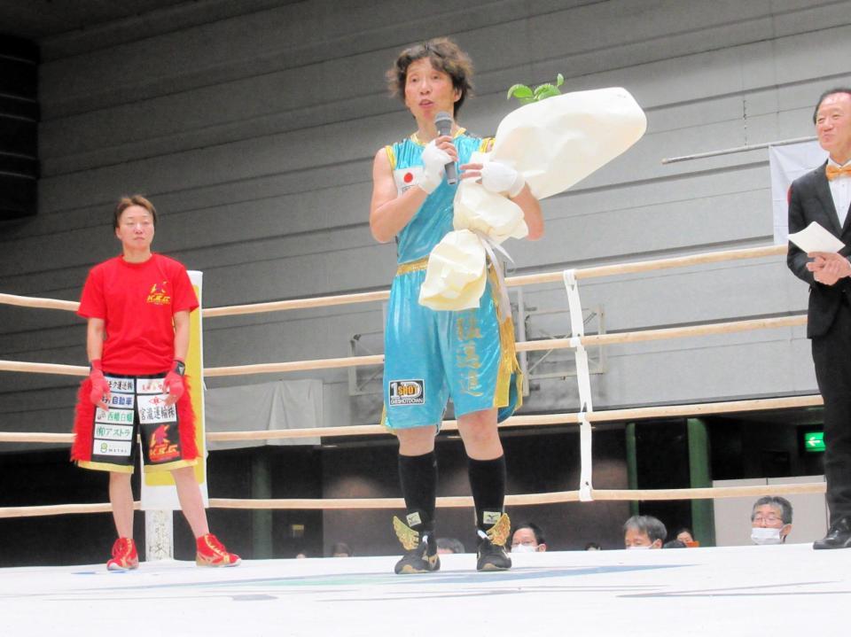 　引退セレモニーであいさつする池山