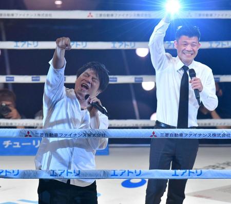 　亀田興毅ファウンダー（右）とともに熱唱するＡＳＫＡ（撮影・西岡正）